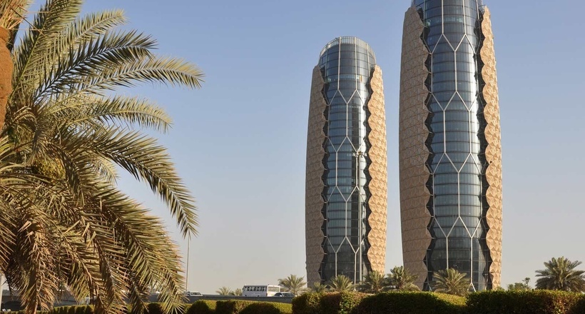 Диво-будівлі в Абу-Дабі: Вежі Аль Бахар з інноваційної захистом від палючого сонця