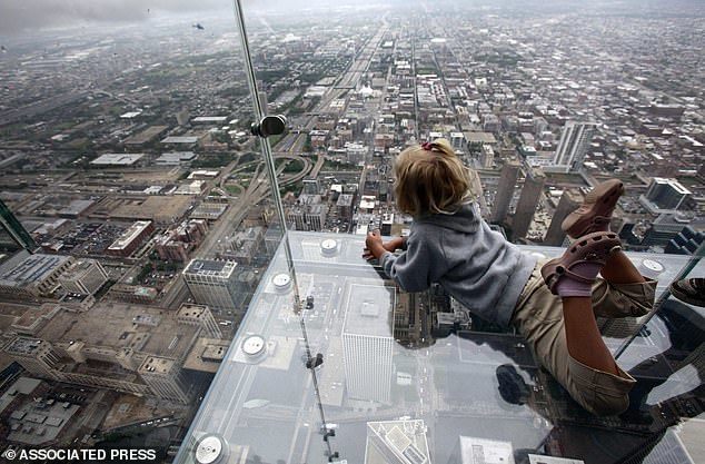 У Чикаго на висотному атракціоні тріснув скляна підлога прямо під ногами туристів
