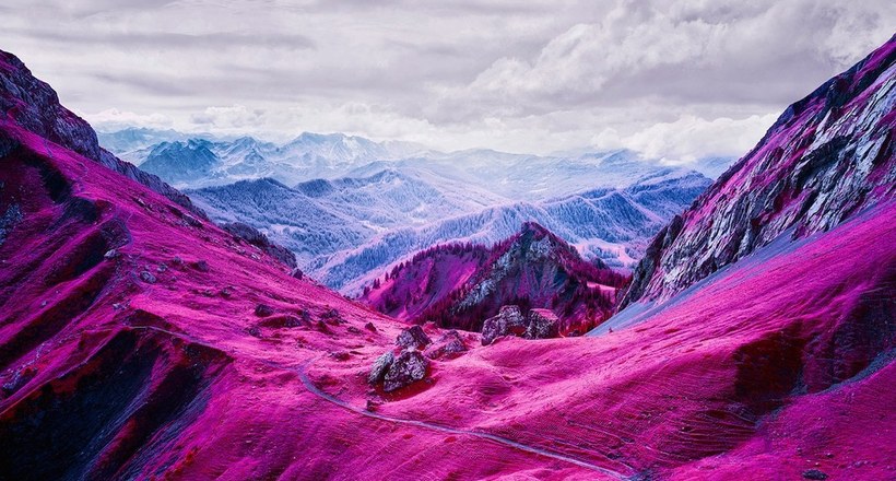 Інфрачервона зйомка перетворила Альпи у фантастичний рожево-фіолетовий світ