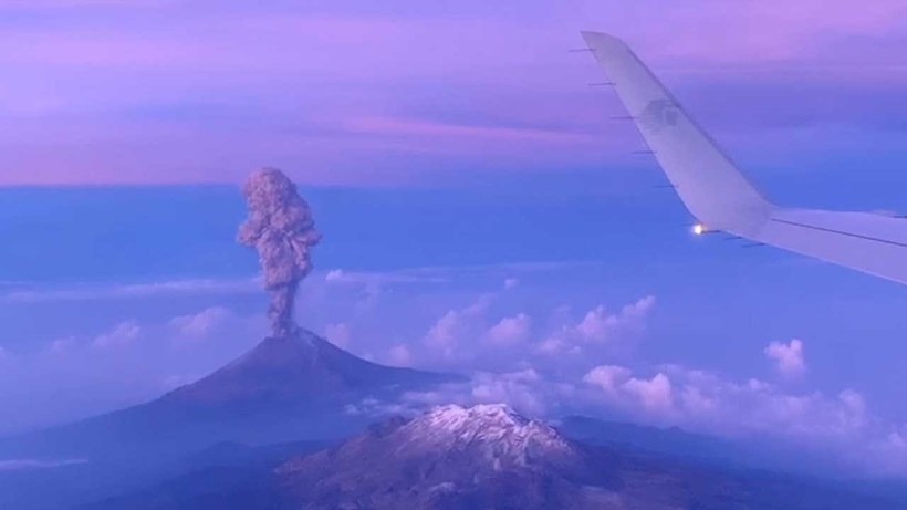 Відео: Як виглядає виверження вулкана з борту літака 