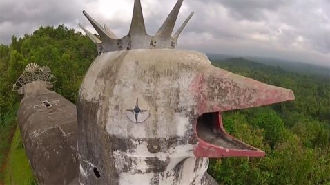 Покинута церква у формі величезної курки в Індонезії