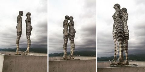 Рухомі статуї чоловіка і жінки в Батумі, які символізують трагічну любов
