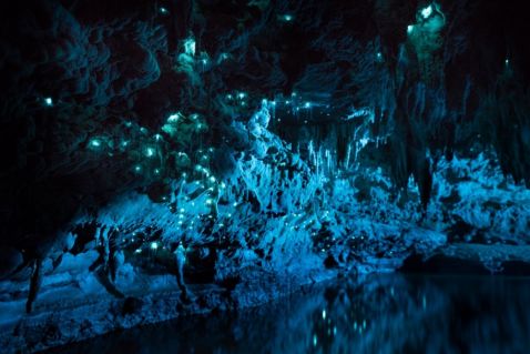 Це не фотошоп і не картинка з казки, а сама справжня печера в Новій Зеландії!
