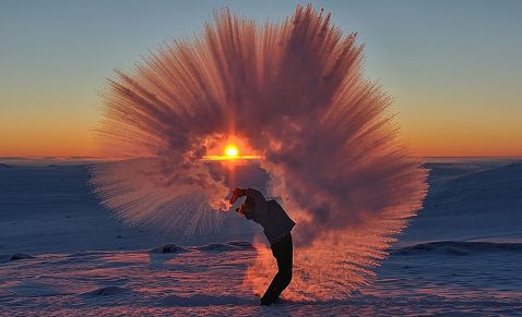 Що буде, якщо пролити гарячий чай біля полярного кола при температурі -40 °С?