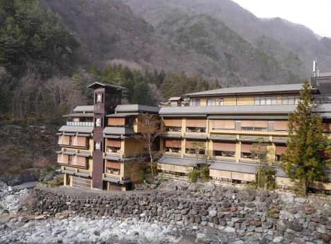 Унікальний японський готель, якому понад 1300 років!