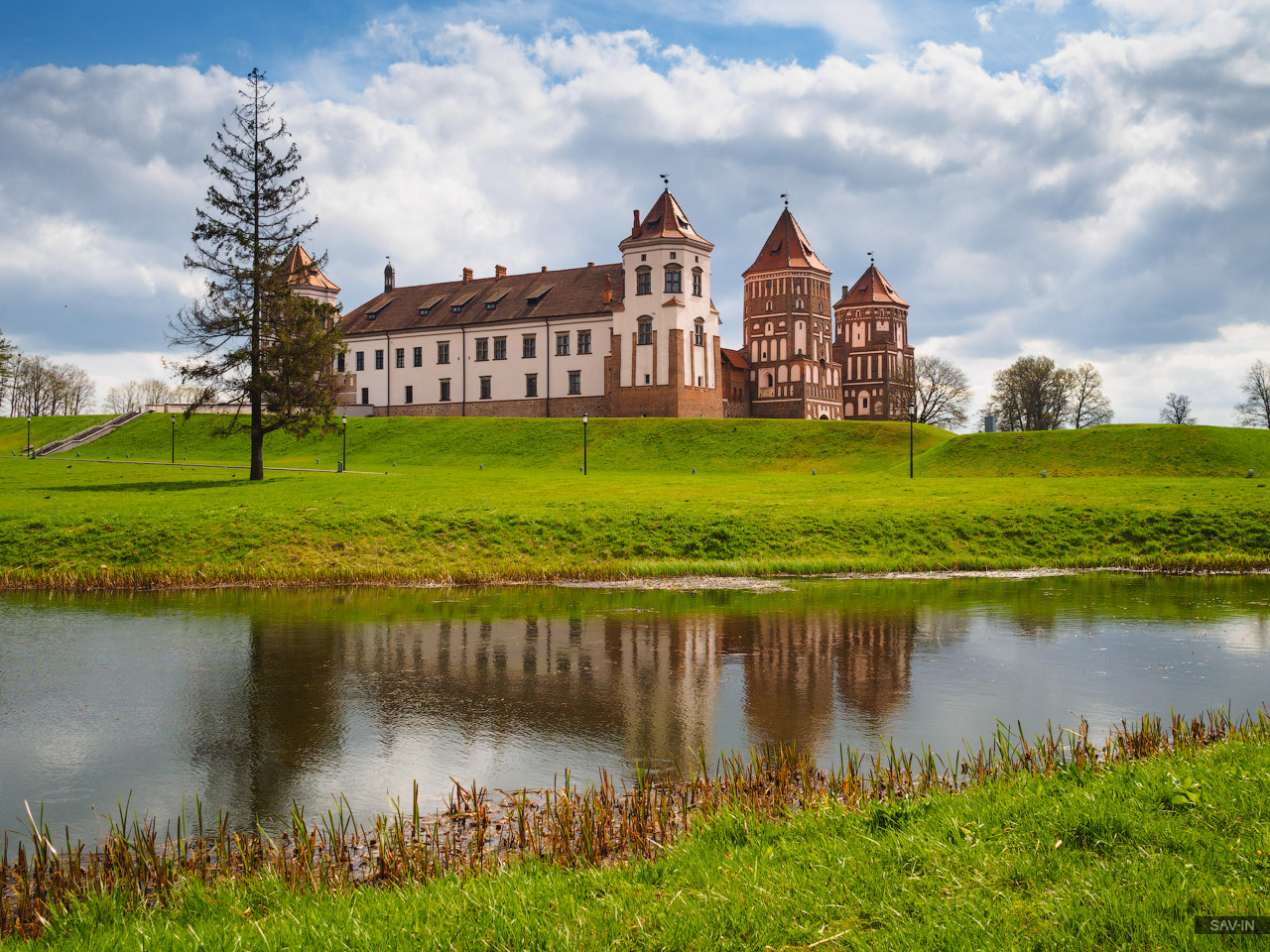 Блог - Мінськ. Замки, лебеді, поранені лелеки і відлуння війни... Мінськ. Замки, лебеді, поранені лелеки і відлуння війни...
