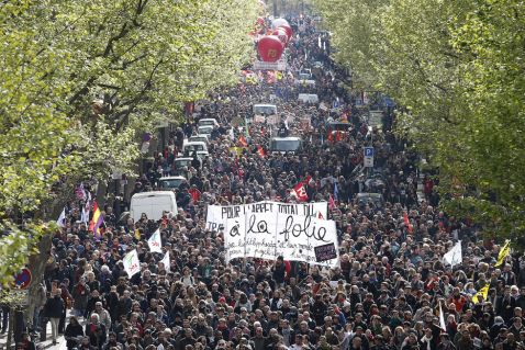 18 страшних знімків протестів у Франції