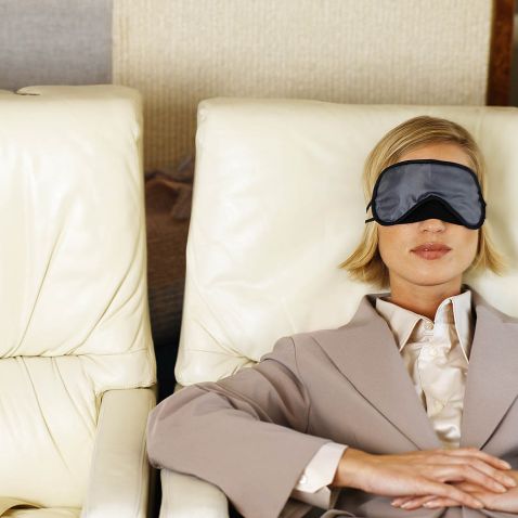 7 коротких, цінних порад, як виспатися у літаку