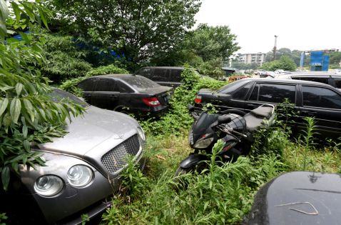 11 фото з занедбаної паркування в Китаї з автомобілями на мільйони доларів
