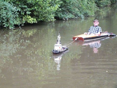 Цей чоловік придумав геніальний спосіб сплавитися по річці, не докладаючи жодних зусиль!