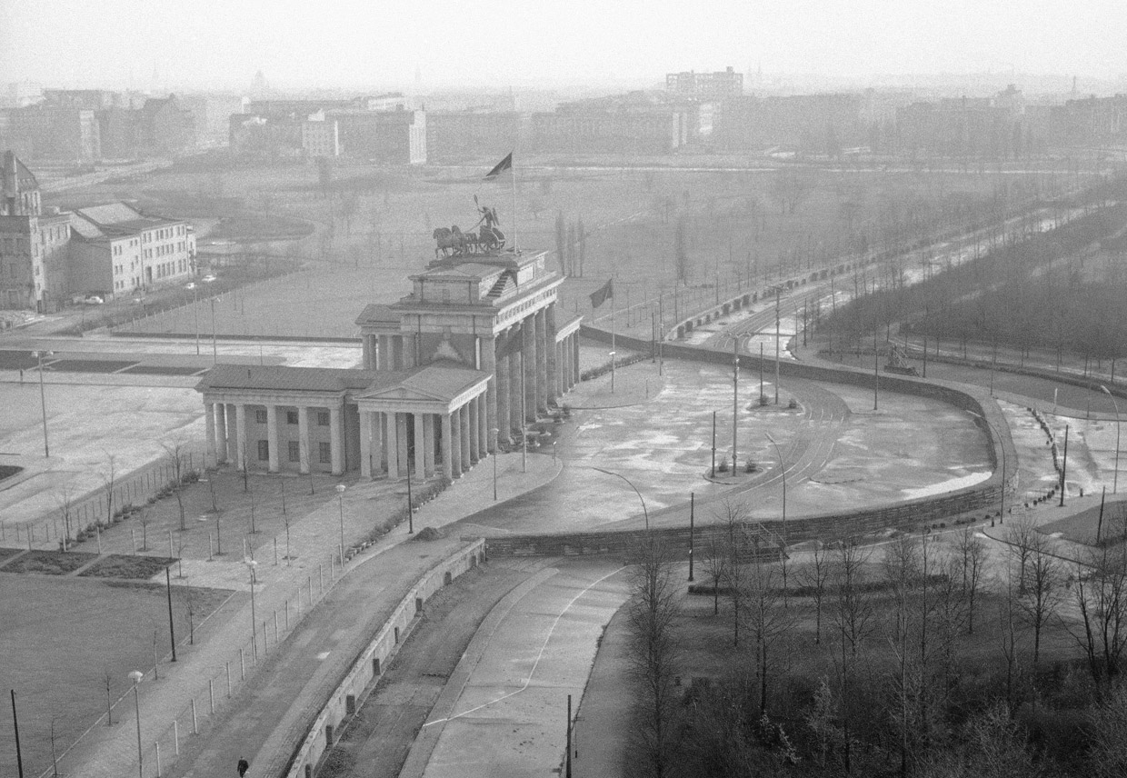 21 ретро-знімок, що оповідає про легендарного падіння Берлінської стіни