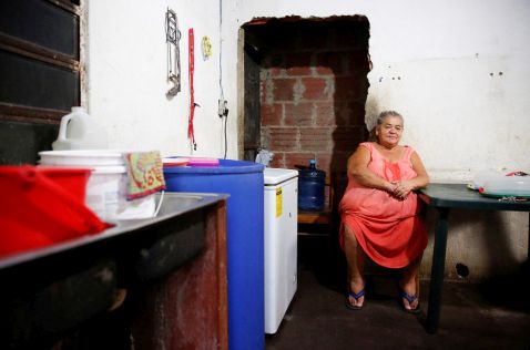 18 життєвих фото про бідних венесуельських сім'ях і вміст їх холодильників