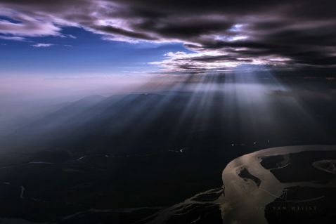 10 запаморочливих фотографій неба і штормів від пілота Боїнга 747