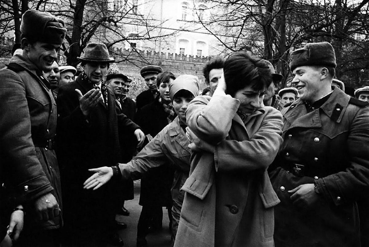 Блог - 15 чесних знімків Єви Арнольд про життя в СРСР у 1966 році 15 чесних знімків Єви Арнольд про життя в СРСР у 1966 році