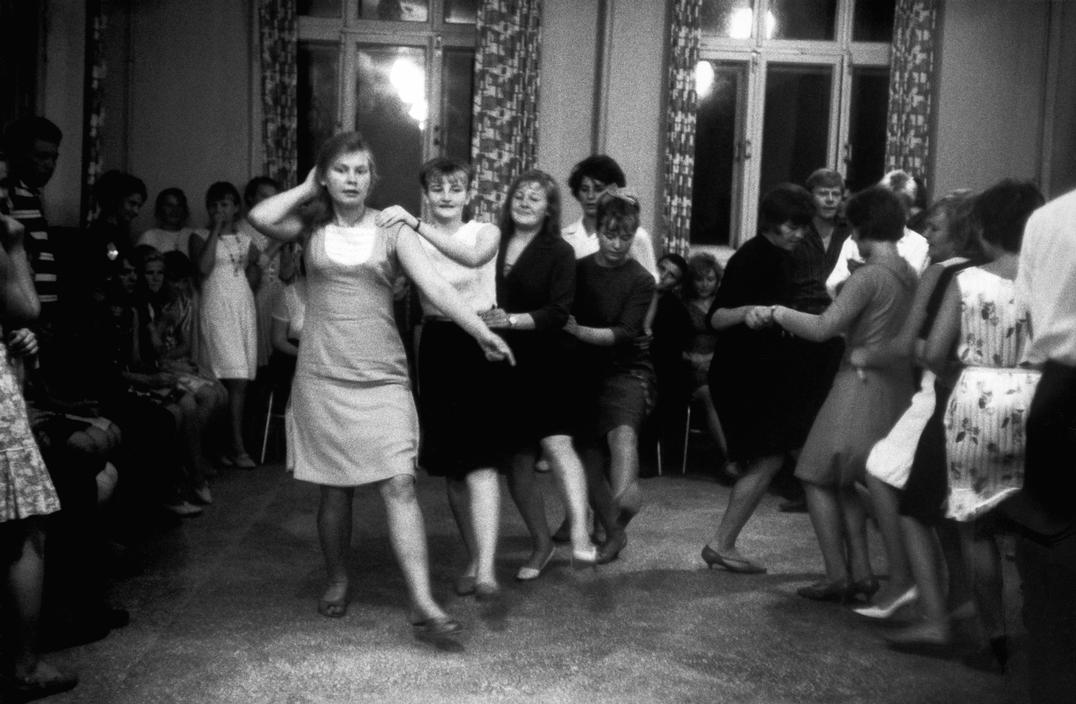 Блог - 15 чесних знімків Єви Арнольд про життя в СРСР у 1966 році 15 чесних знімків Єви Арнольд про життя в СРСР у 1966 році