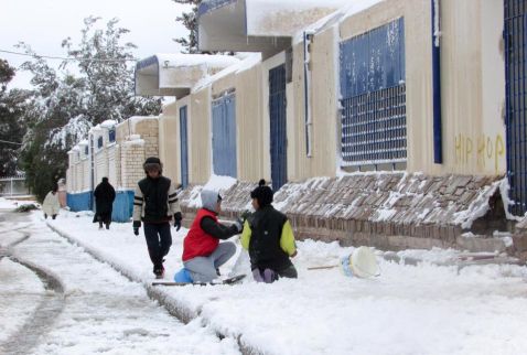 Головний біль водіїв і радість дітей: в Алжирі відкрився сезон санок
