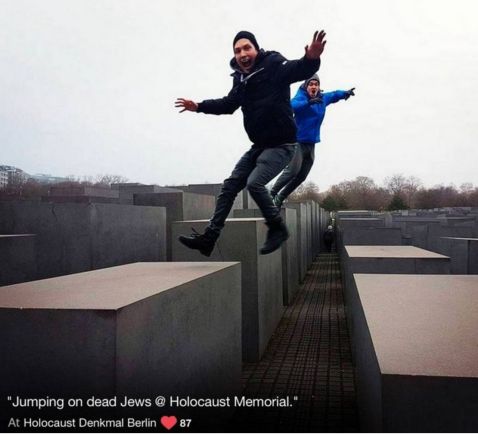 Художник показав туристам, як дурні і аморальні їх селфи біля меморіалу Голокосту