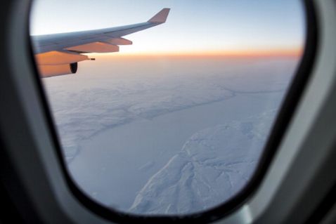 Ти ніколи не замислювався, чому вікна в літаках овальні?