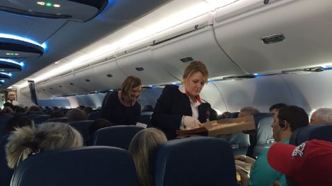 Авіаперевізник нагодував пасажирів затриманих рейсів безкоштовною піцою