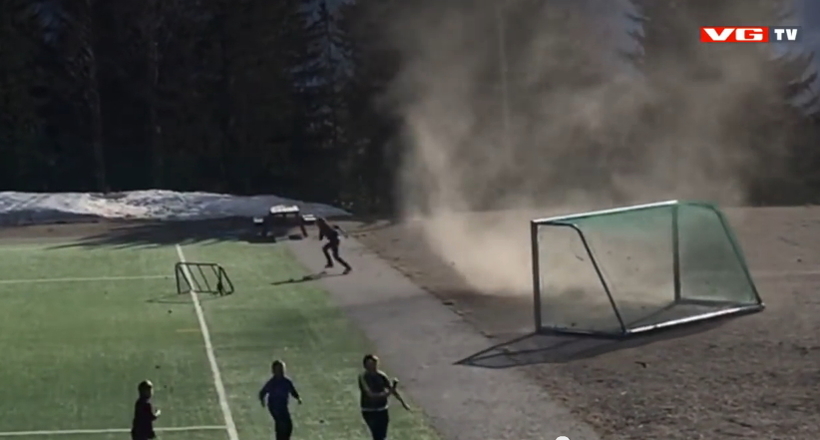 Міні-торнадо пронеслося над футбольним полем в Норвегії, здуваючи ворота і речі