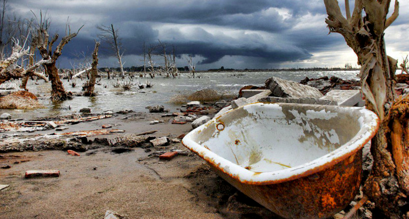 Дивовижні фотографії затопленого містечка в Аргентині, де мешкає лише одна людина