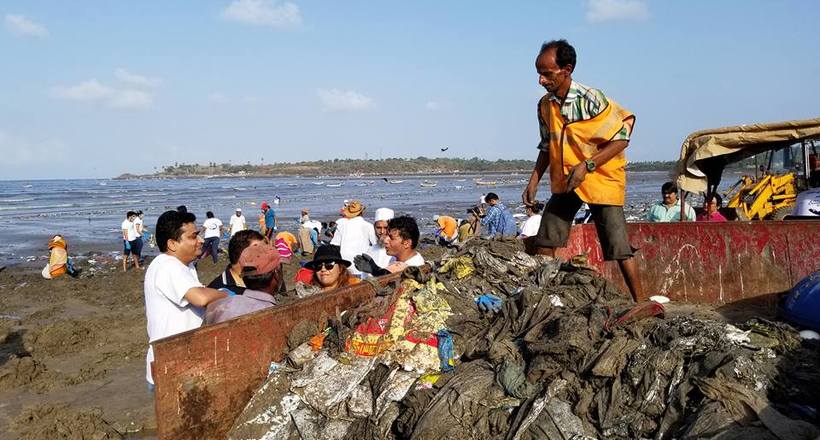 Завдяки ініціативі місцевого жителя з пляжу в Індії прибрали 5 000 тонн сміття 