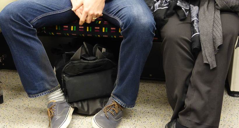 У транспорті Мадрида чоловікам заборонили сидіти з широко розставленими ногами