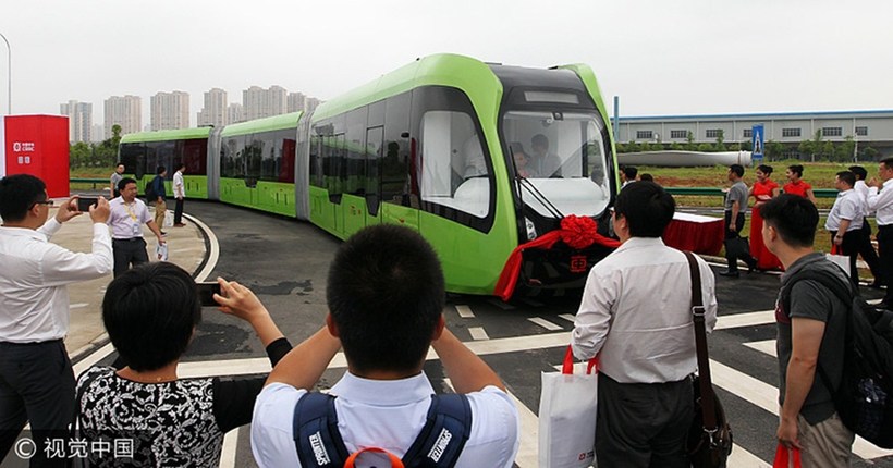 Китай представив поїзд без водія, використовує замість рейок дорожню розмітку