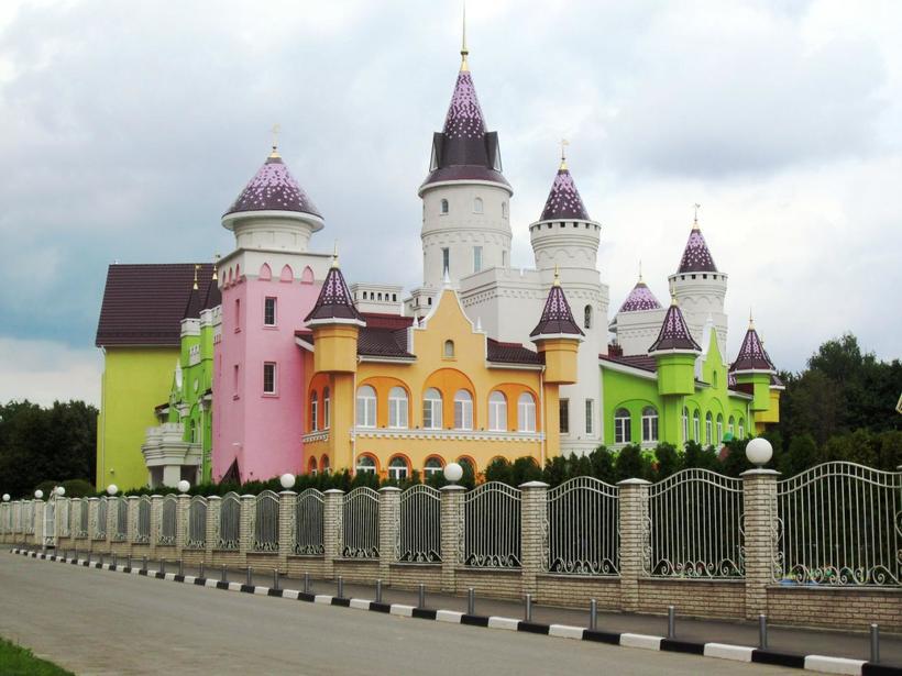 Іноземні ЗМІ обговорюють приголомшливий дитячий садок у вигляді замку недалеко від Москви