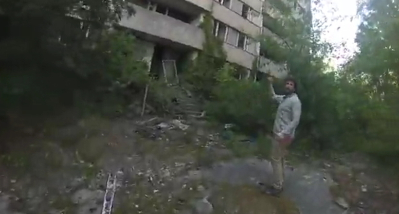 Хлопці вирушили на розвідку в один із занедбаних багатоповерхових будинків Чорнобиля