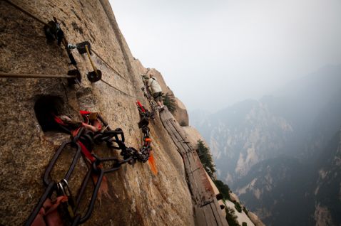 Небезпечні високогірні стежки гори Хуашань