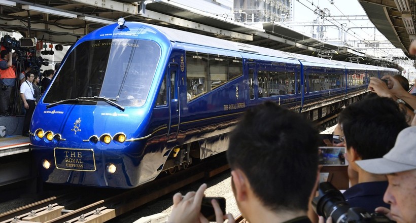 В Японії запустили розкішний поїзд, з якого можна спостерігати за океаном