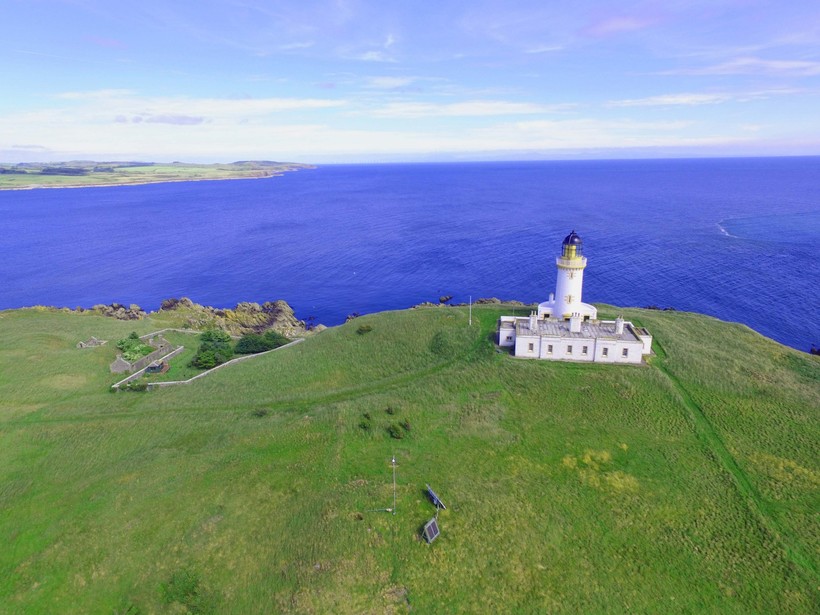 У Шотландії продається приголомшливий острів з маяком XIX століття