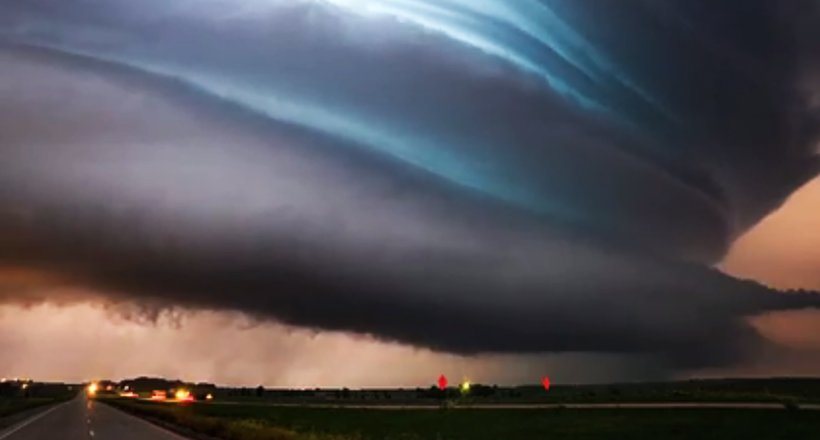 Над Південною Дакотою на відео зняли один з найкрасивіших і вражаючих штормів