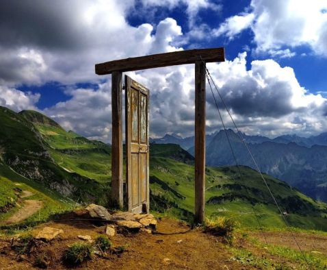 Сюрреалістична двері в німецьких Альпах