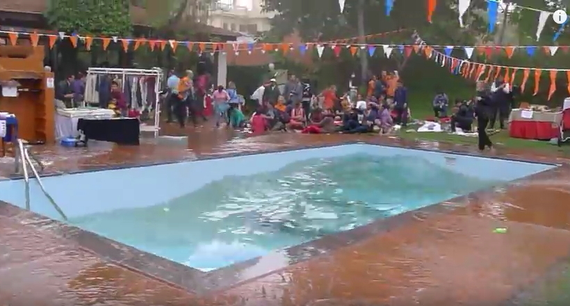 Люди розважалися біля басейну, коли почався землетрус 
