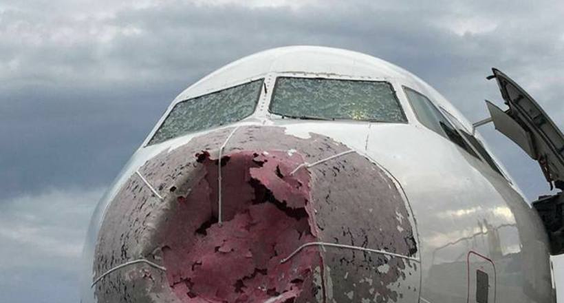 Літак, що вилетів з Стамбула, потрапив під град і отримав серйозні пошкодження