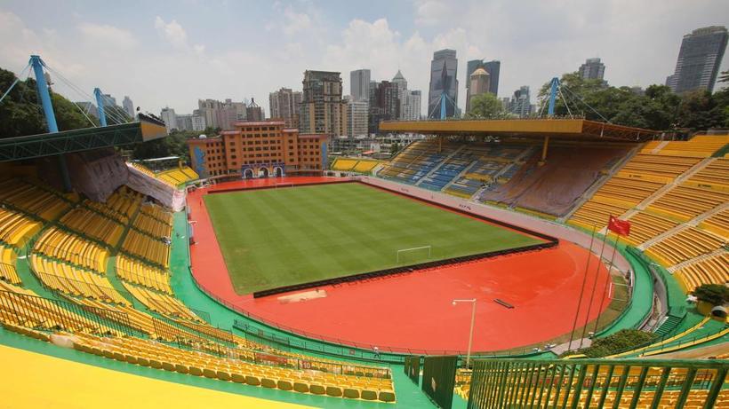 Футбольний клуб в Китаї на удачу перефарбував стадіон в золото і здобув перемогу