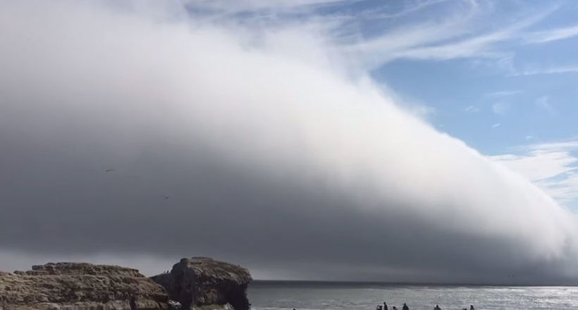 Фантастичне хмара зависла над пляжем в Каліфорнії
