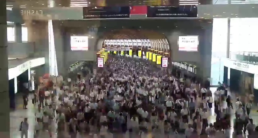 Кадри, що наочно демонструють масштаби пасажирського потоку в метро Токіо