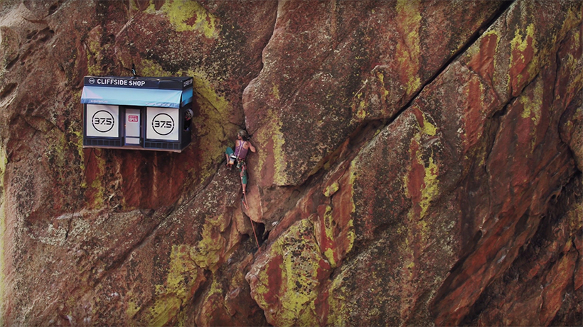 У США на прямовисній скелі відкрили магазин для альпіністів