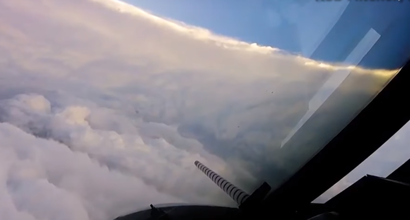 «Око монстра»: літак зняв відео з самого центру урагану «Ірма»