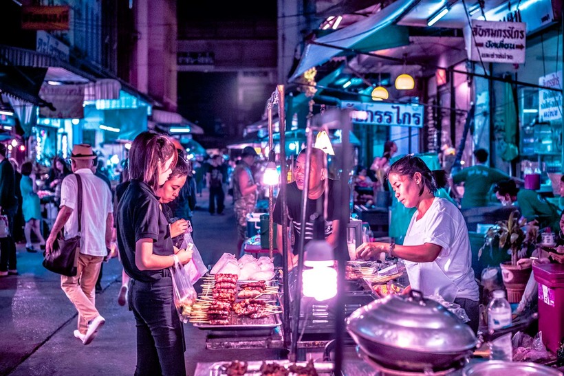 10 яскравих нічних фото неонових вулиць Бангкока