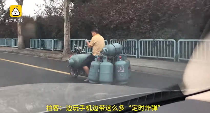 Особливості вантажоперевезень в Китаї: 7 газових балонів на одному скутері