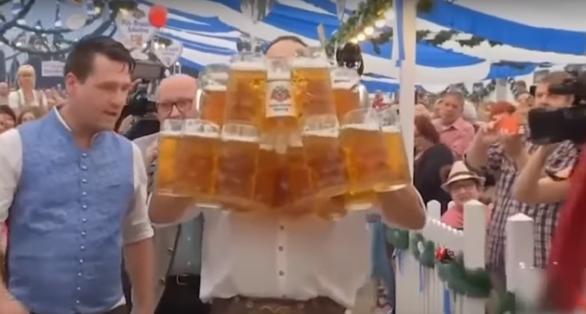 Офіціант з Баварії встановив світовий рекорд, пронісши відразу 31 кухоль з пивом