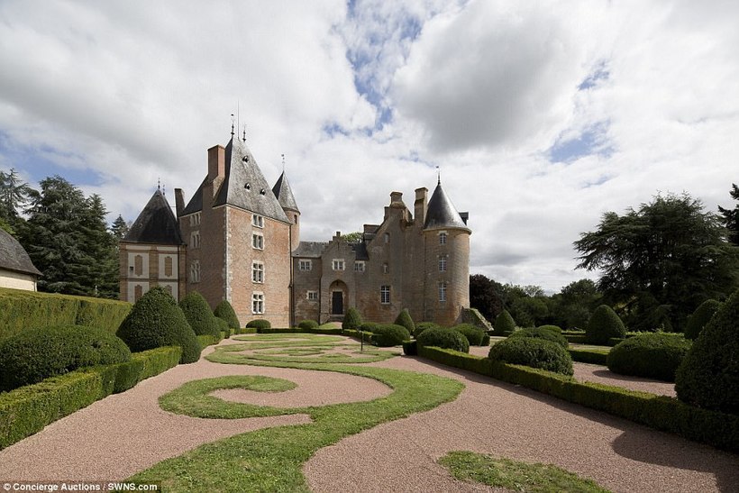 Стартова ціна ― 1 євро: на аукціон виставили чудовий французький замок XV століття
