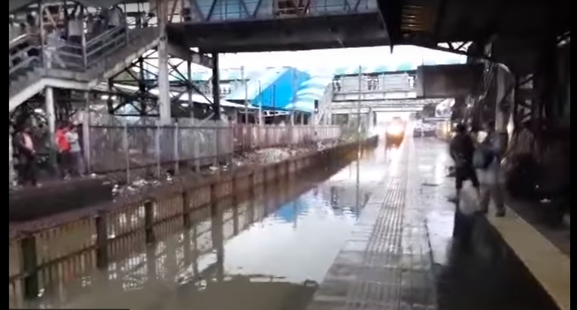 В Індії потяг на повній швидкості промчав по затопленій станції