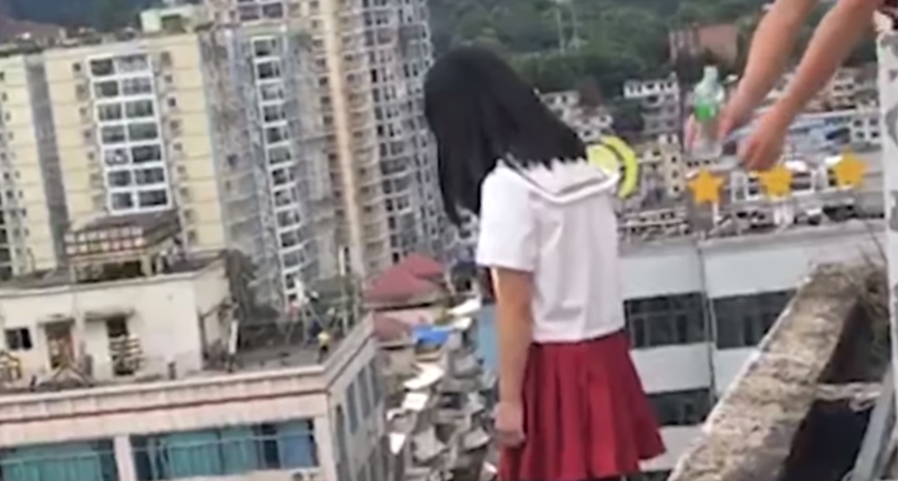 У Китаї директор школи в останній момент врятував маленьку дівчинку від суїциду