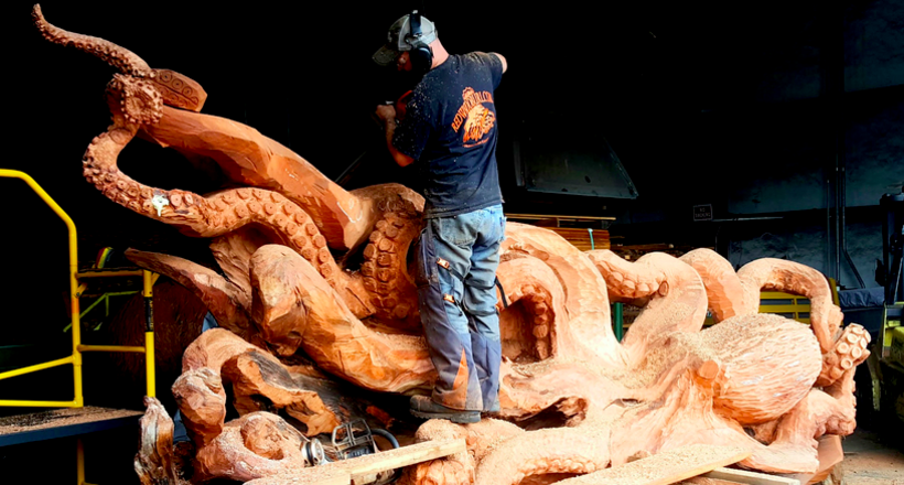 Американський художник перетворив гігантське дерево, що впало в приголомшливу скульптуру