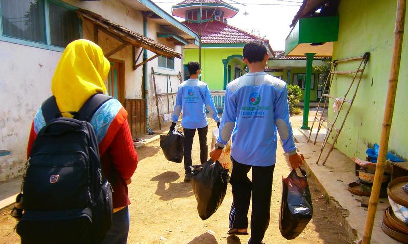 В Індонезії бідні платять за послуги лікарів сміттям